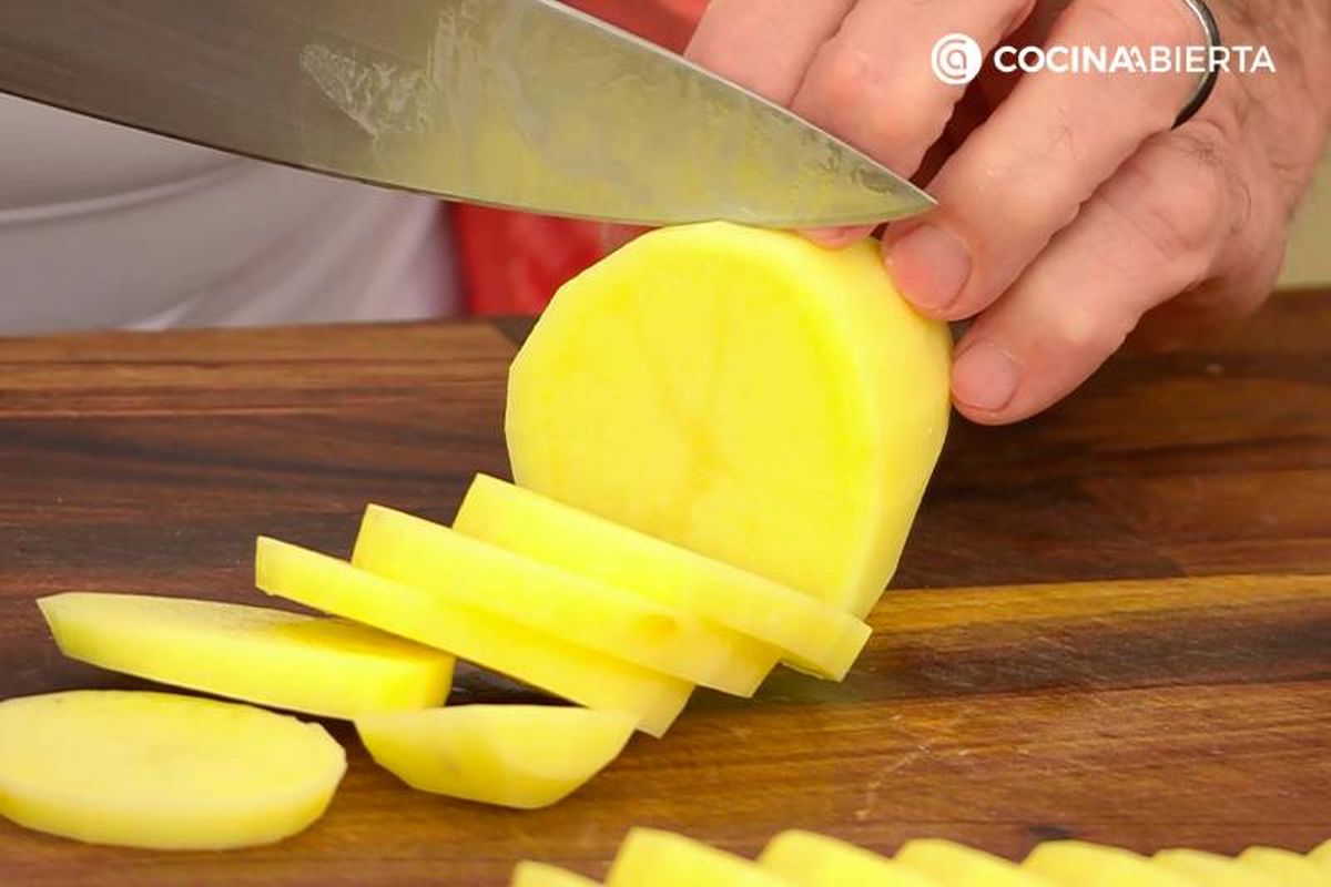 Elaboración de patatas panadera, la receta de Karlos Arguiñano - Cortar patatas en rodajas