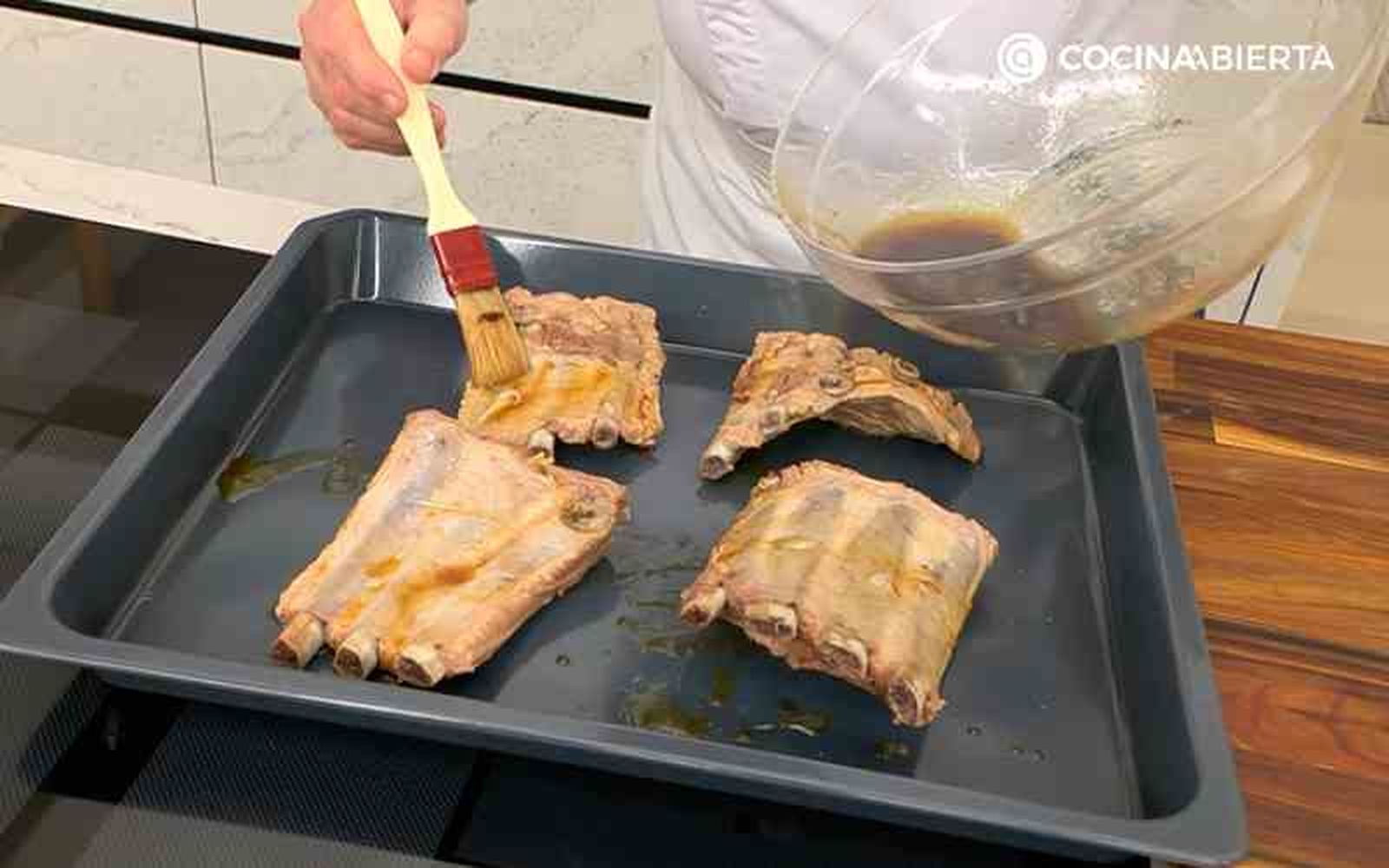 Unta las costillas con el marinado Unta las costillas con el marinado