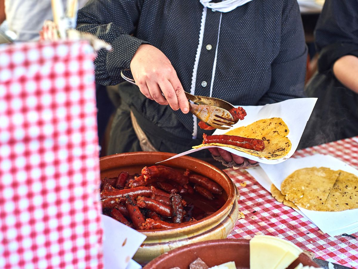 Preparación del talo con txistorra en la feria de Santo Tomás, uno de los bocados más representativos de la jornada.