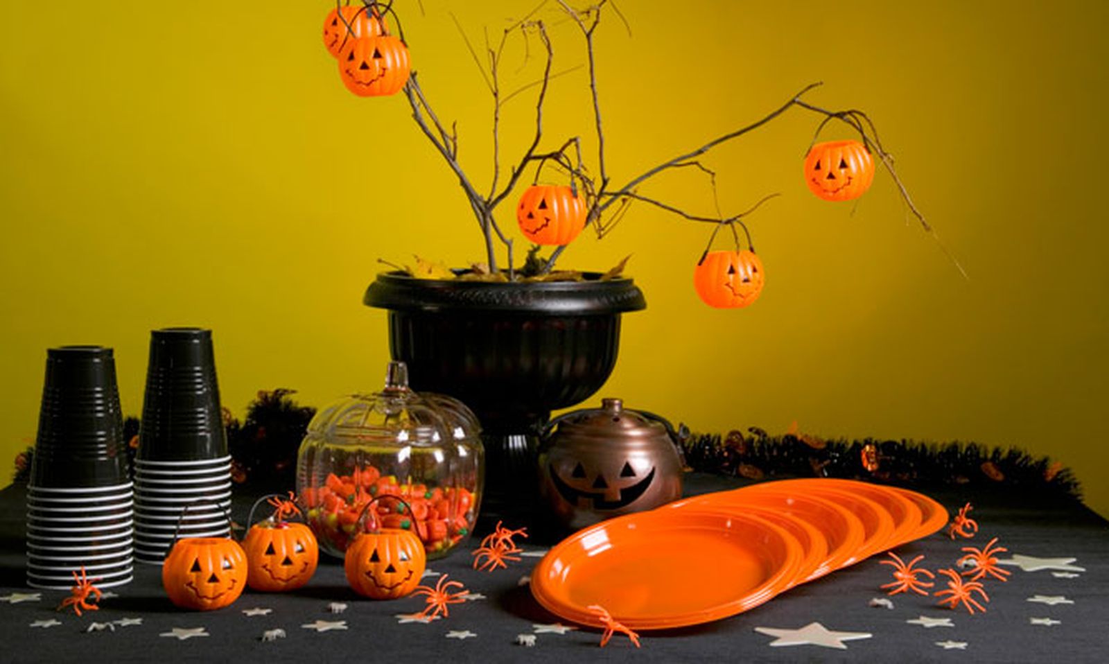 Cómo decorar la casa para hacer una fiesta de Halloween mesa informal Cómo decorar la casa para hacer una fiesta de Halloween mesa informal