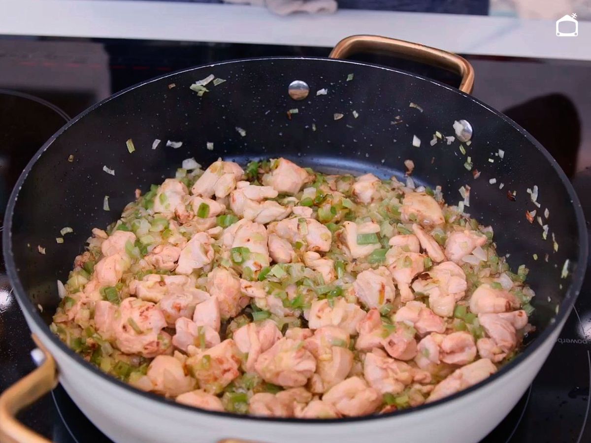 Cocinar el pollo para el guiso de arroz