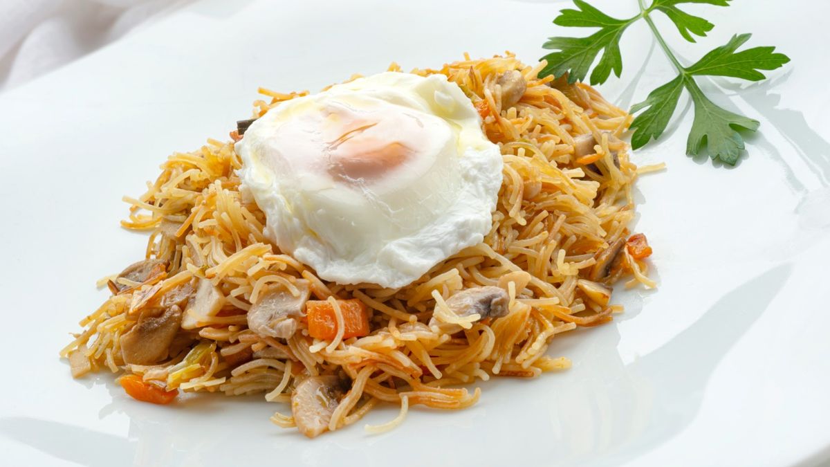 Fideos con verduras y huevo escalfado