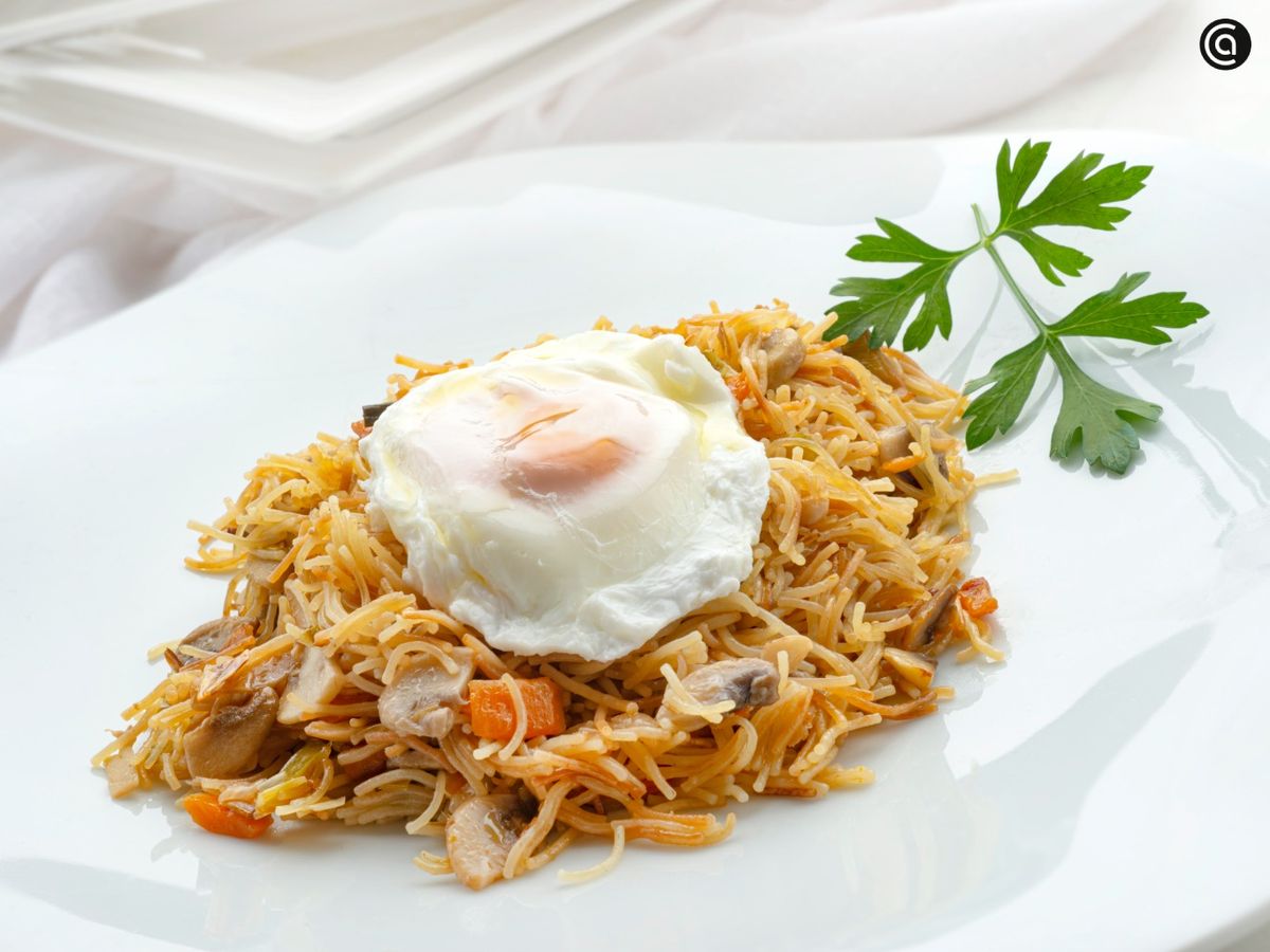 Fideos con verduras y huevo escalfado, receta fácil de pasta de Karlos Arguiñano