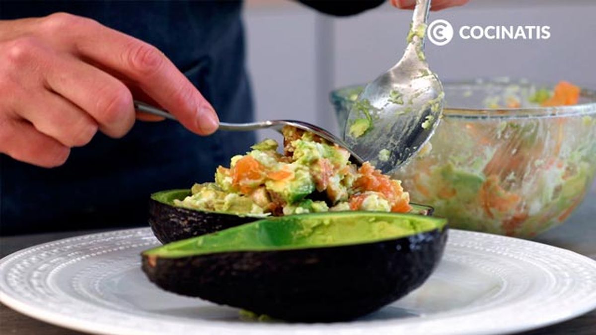 Ensalada de aguacate, salmón y gambas