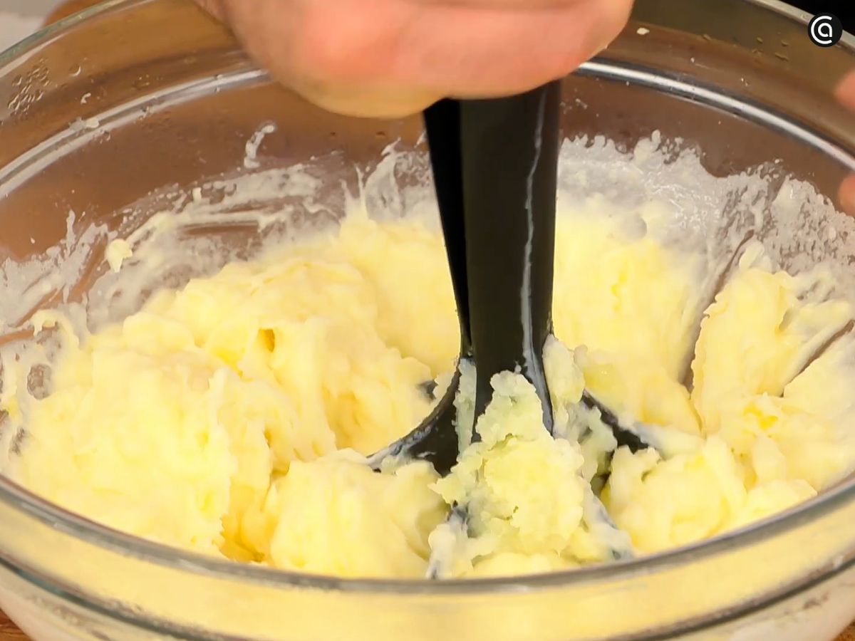 Tritura la patata cocida hasta obtener un puré cremoso