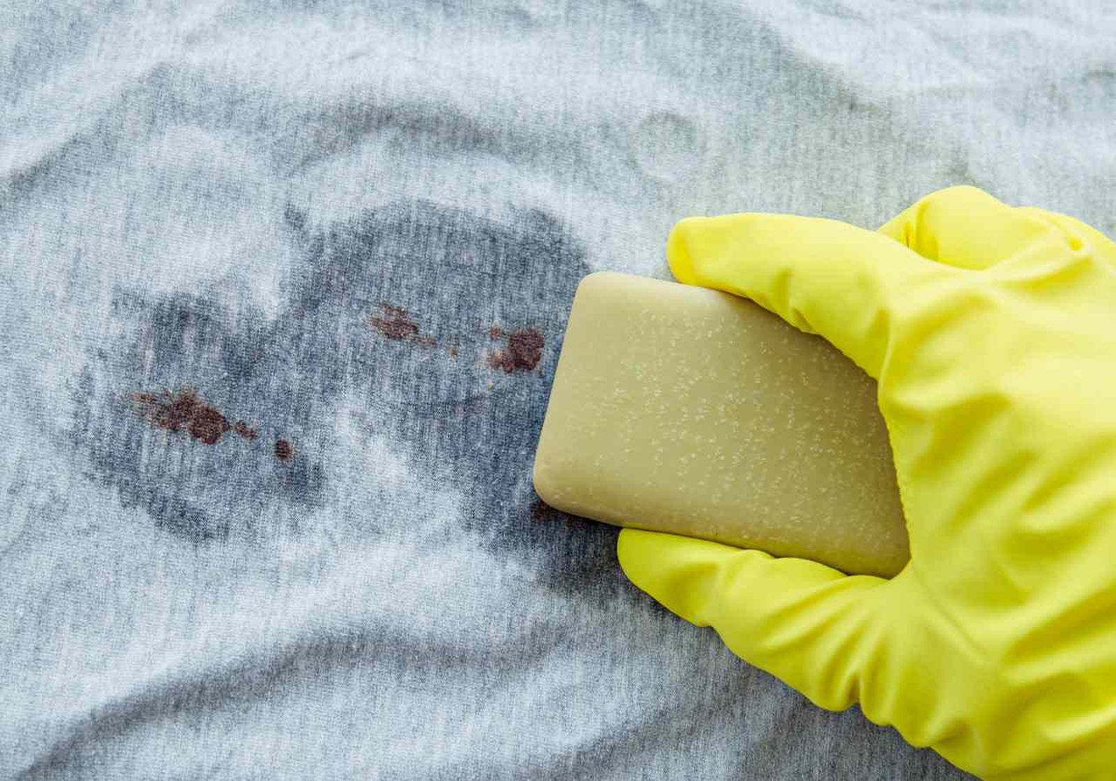 Aprende a quitar estas molestas manchas de tu ropa favorita