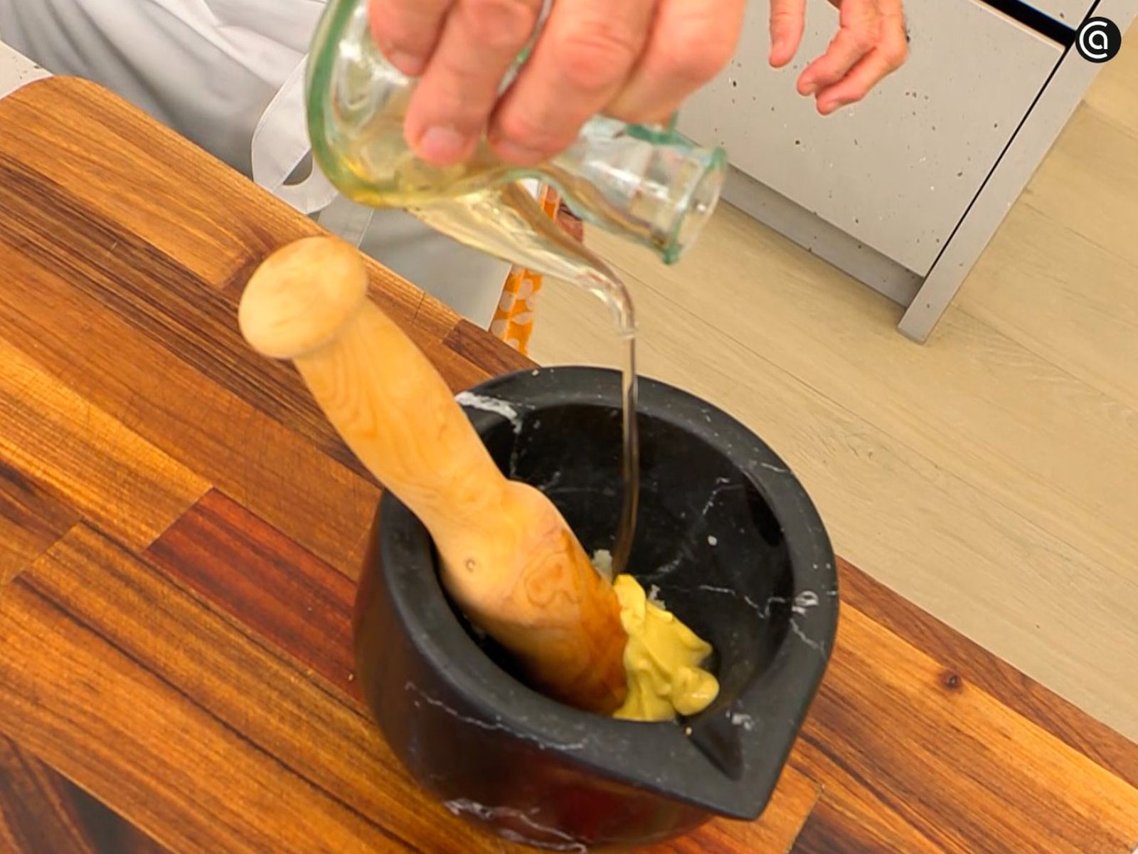 Prepara una vinagreta mezclando ajo, mostaza, aceite y vinagre