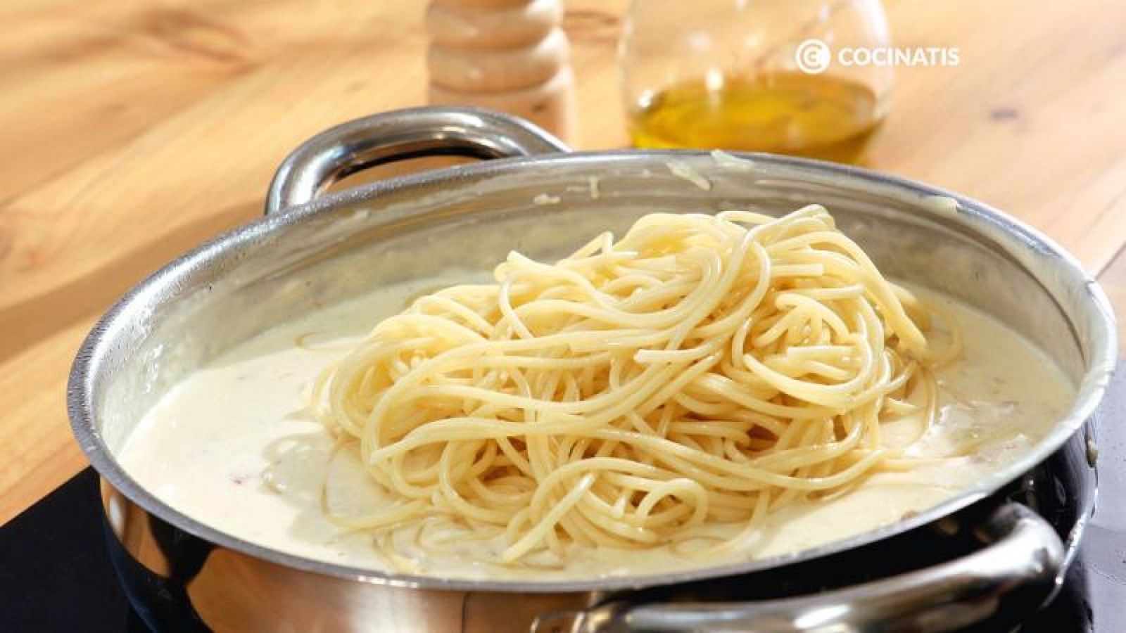 Incorpora la nata, el queso parmesano y los espaguetis Incorpora la nata, el queso parmesano y los espaguetis