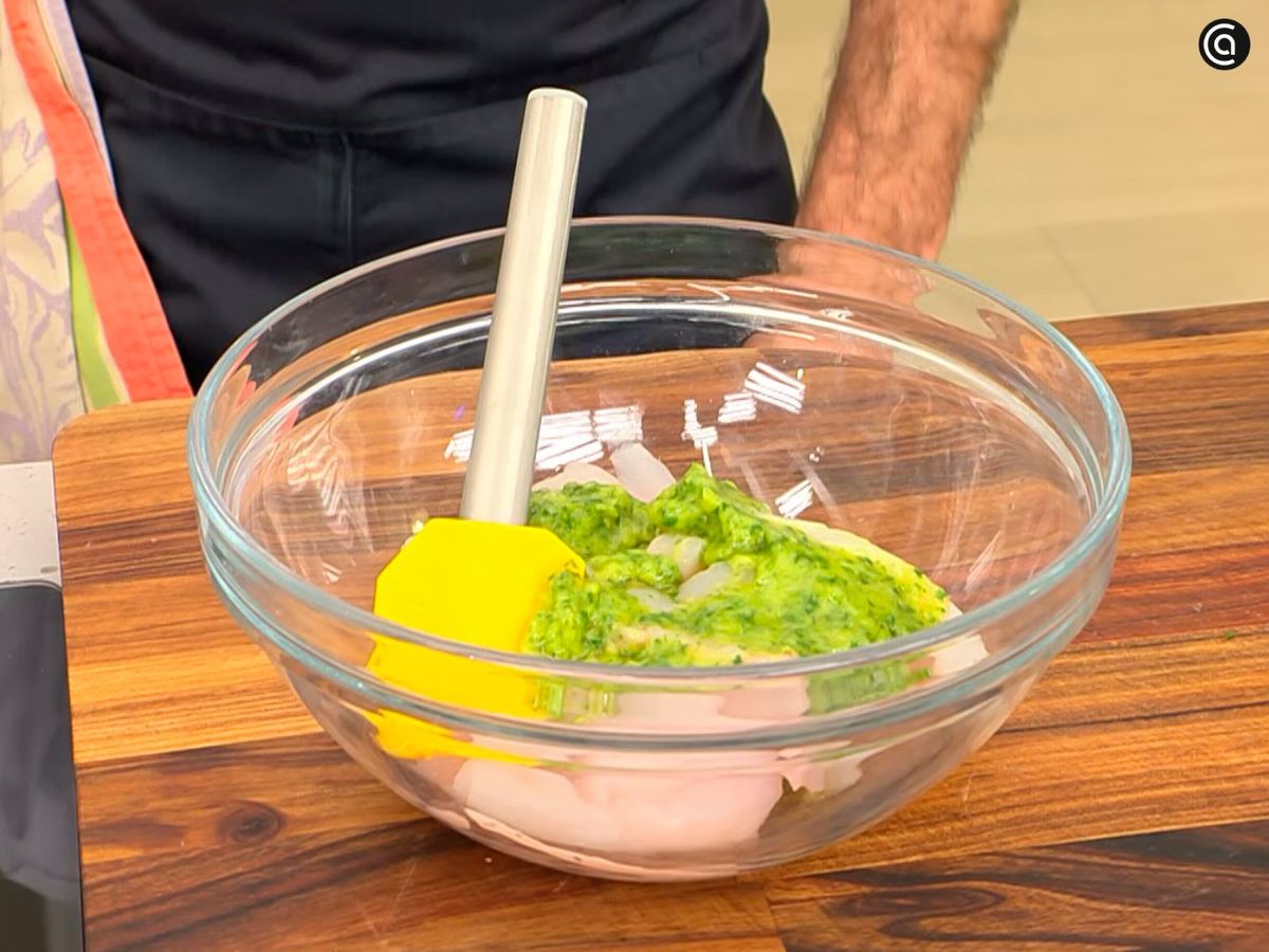 Coloca el pescado en un recipiente y marínalo con ajo picado, perejil y aceite