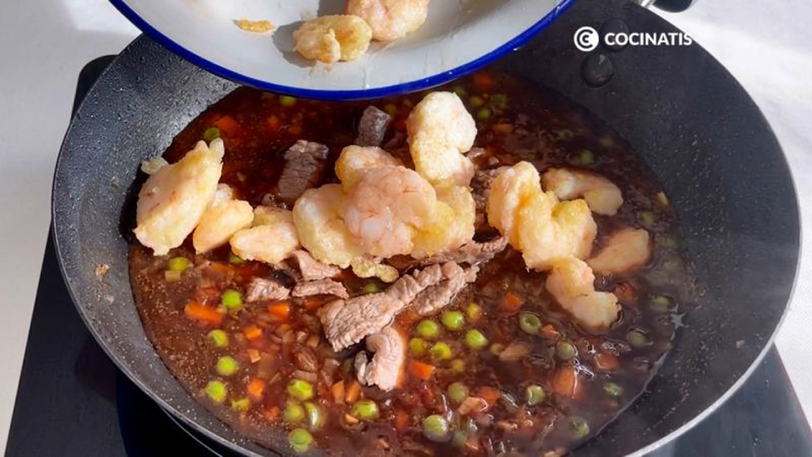 Agregamos la carne y las gambas a la salsa