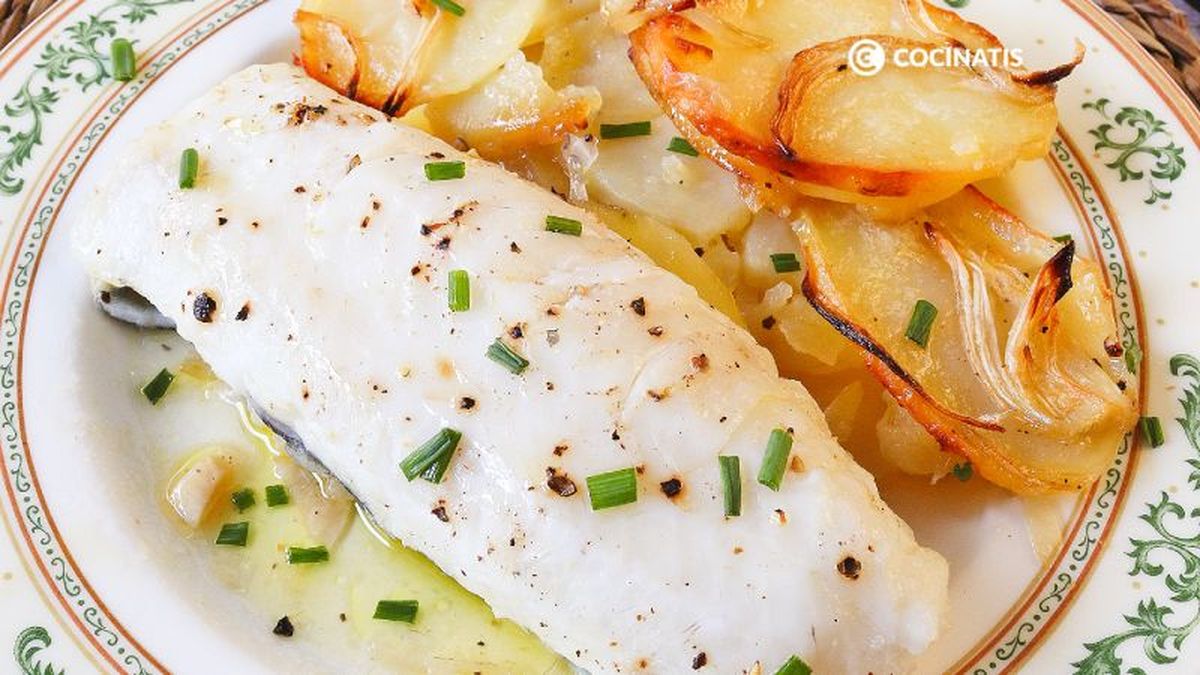 Merluza con patatas al horno