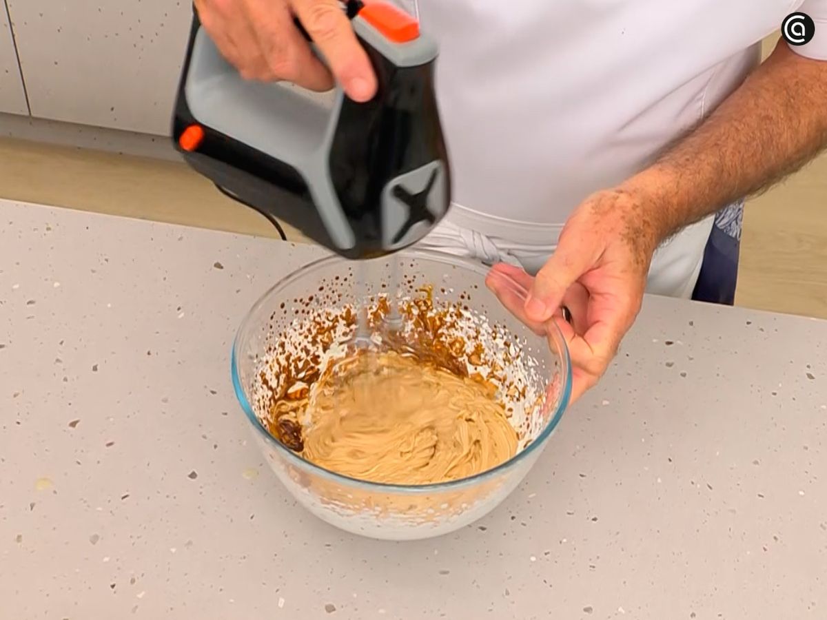 Monta la nata y añade el café soluble