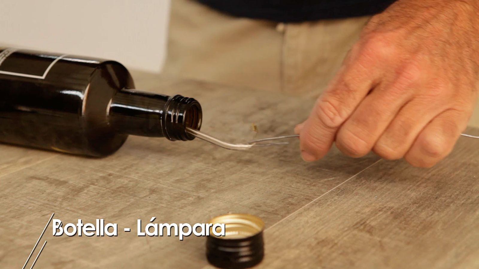 Cómo hacer una lámpara de mesa con una botella de cristal paso 5