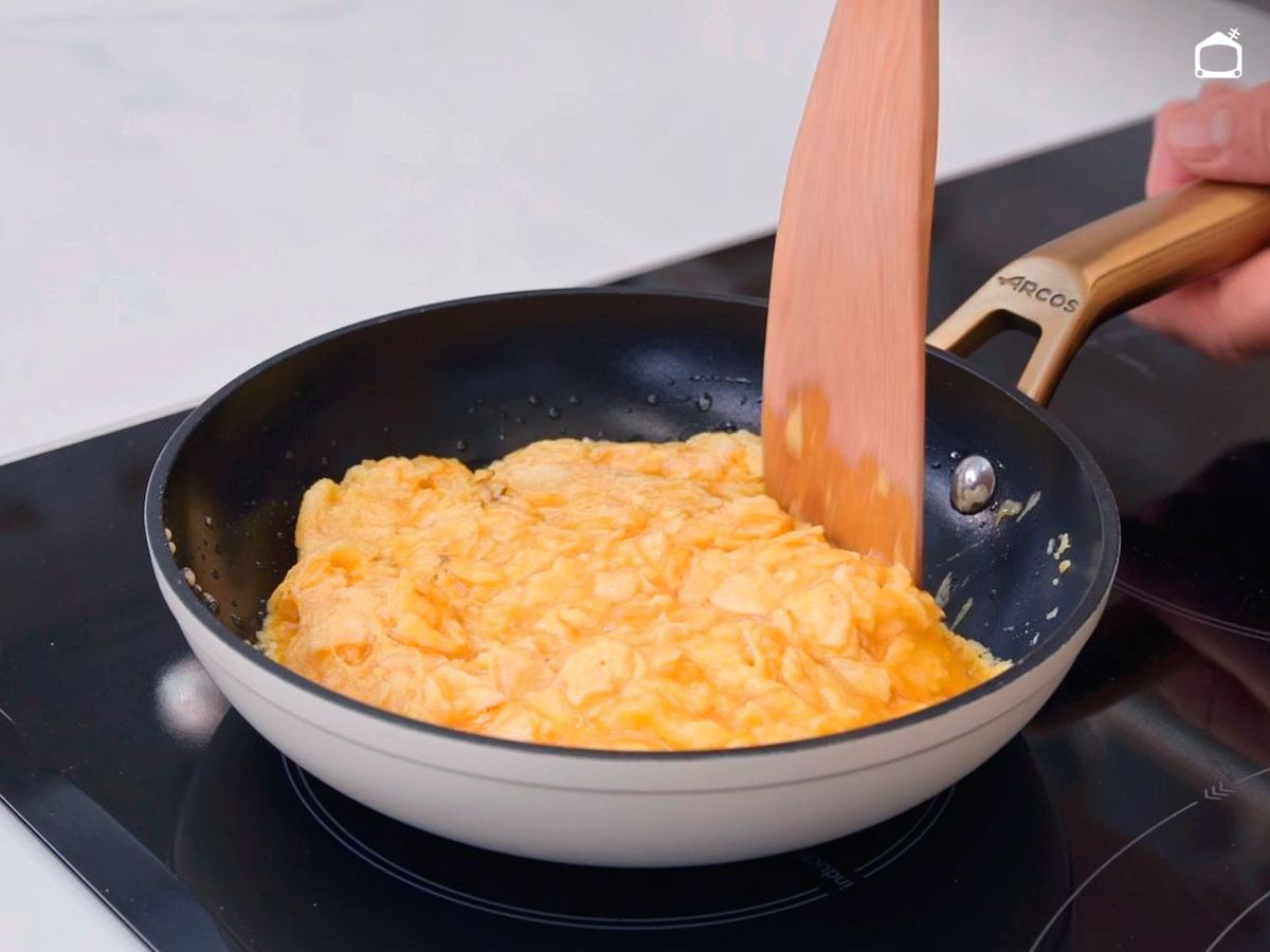 Haz la tortilla de patata de bolsa en la sartén