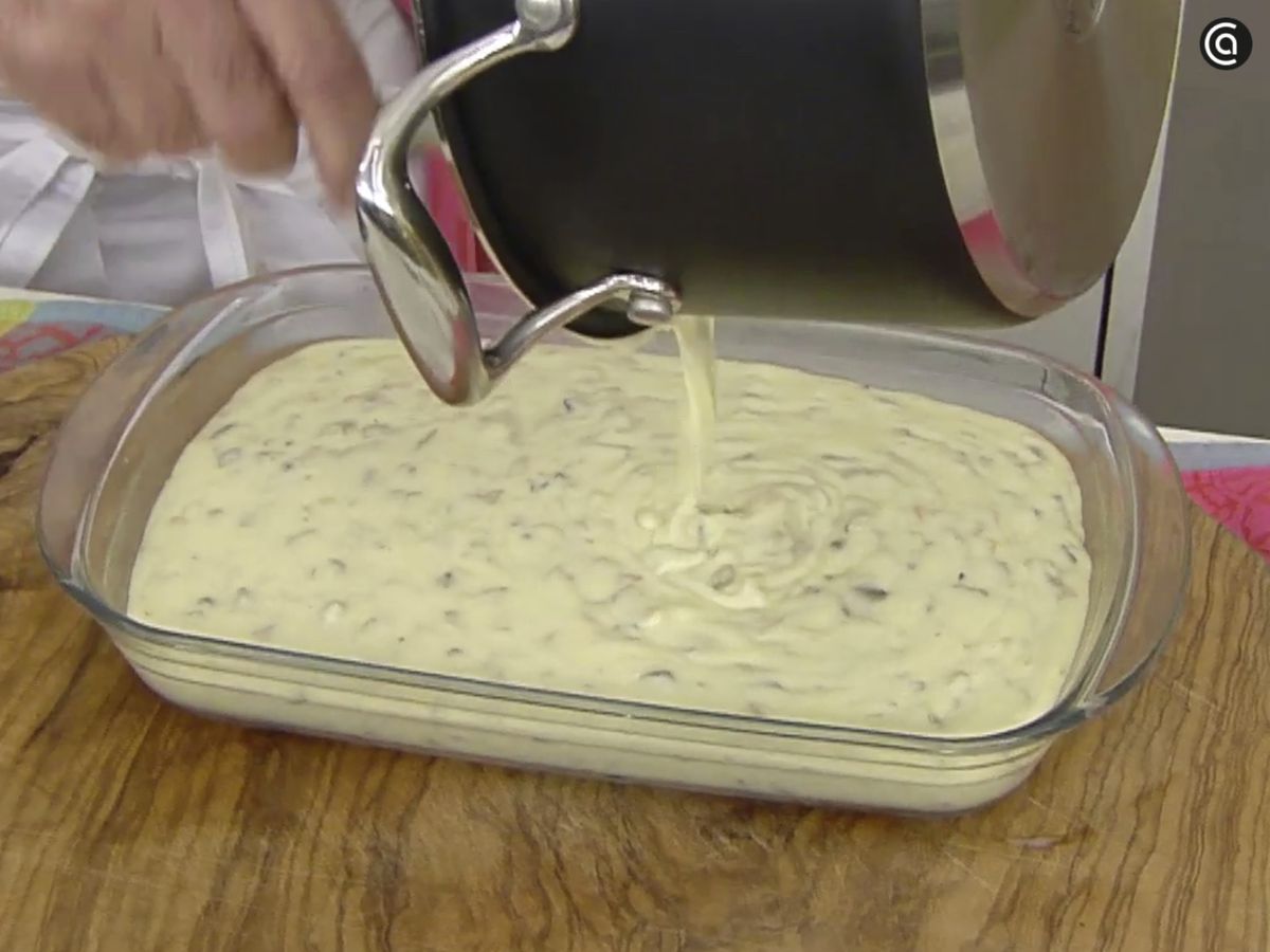 Pasa la bechamel a una fuente y deja enfriar