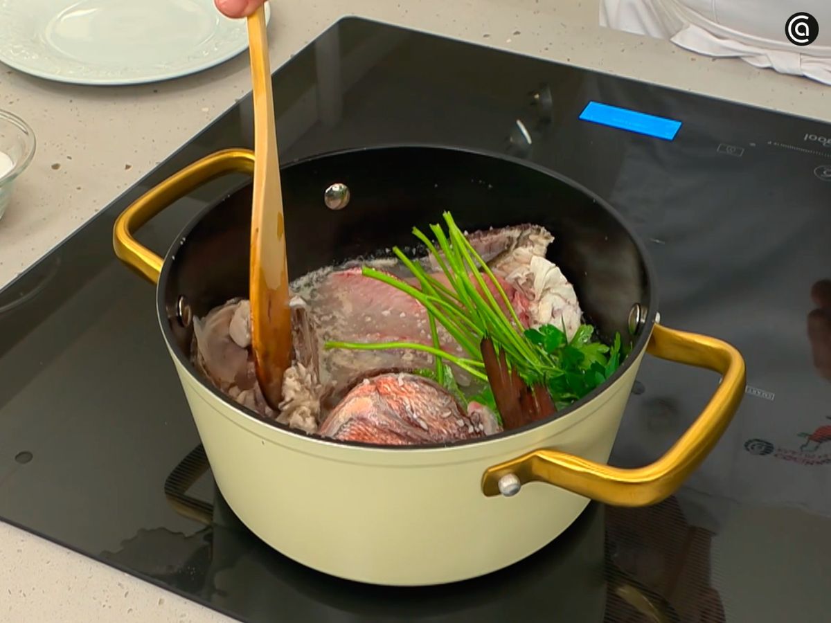 Corta el pargo y, con la cabeza y las espinas, prepara un caldo