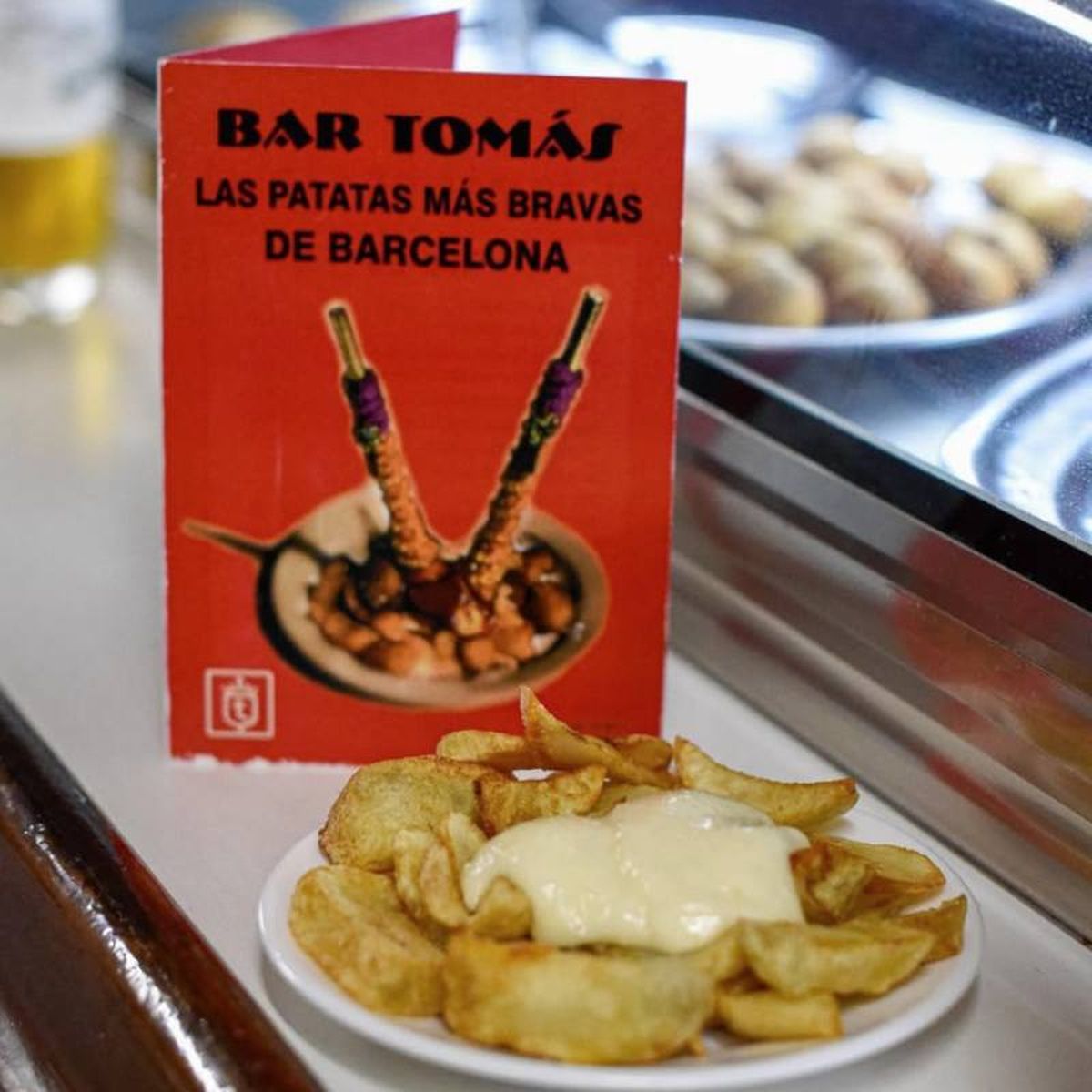 Además de las patatas bravas, también puedes disfrutar de otras tapas tradicionales