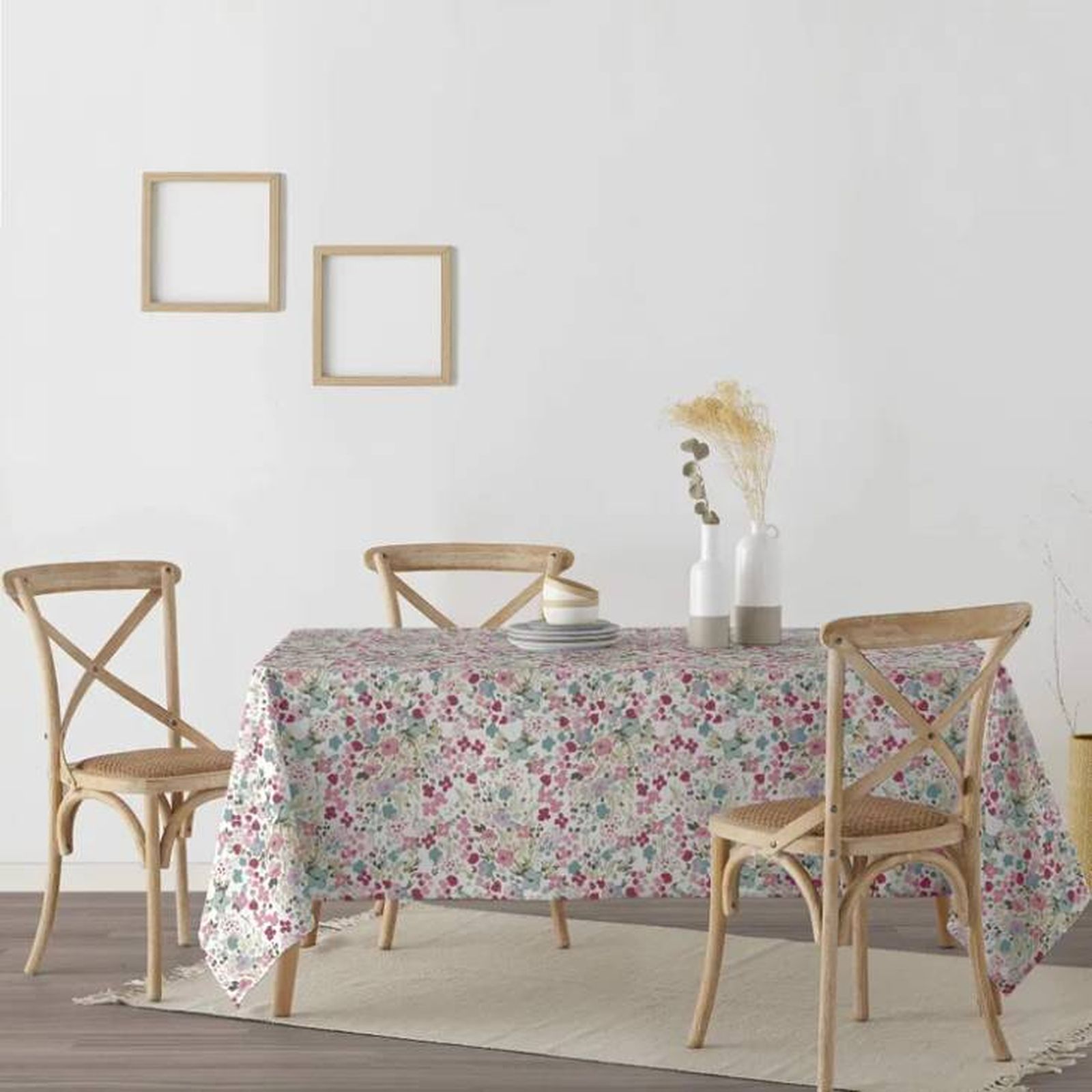 Mesa de comedor con mantel con estampado floral alegre.