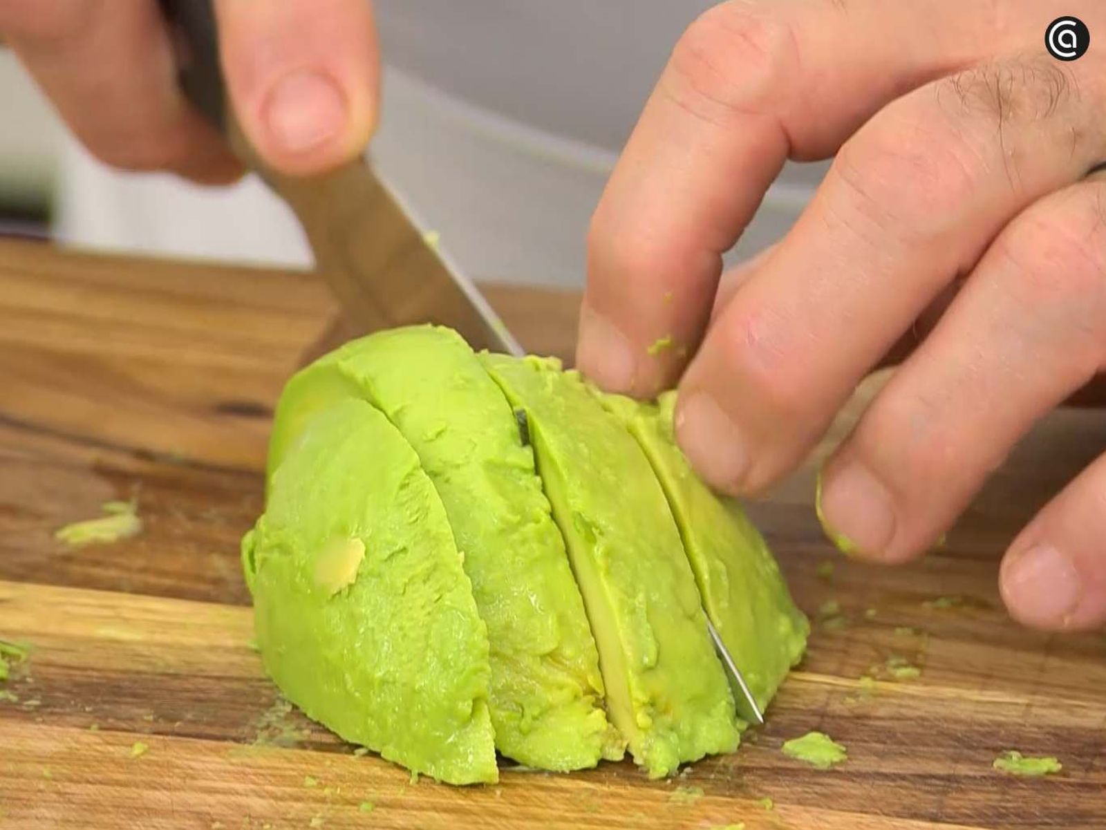 Corta el aguacate