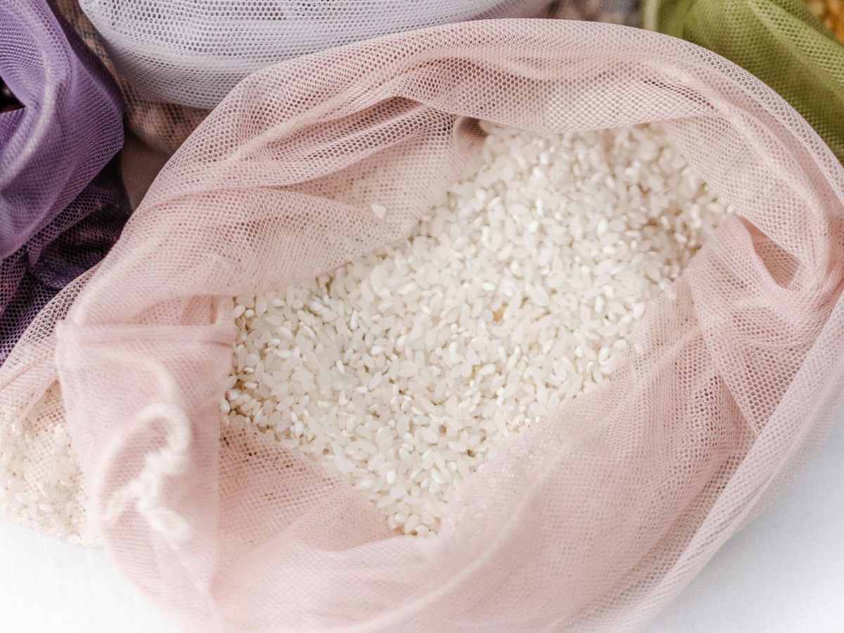 Rellenar de arroz las bolsas