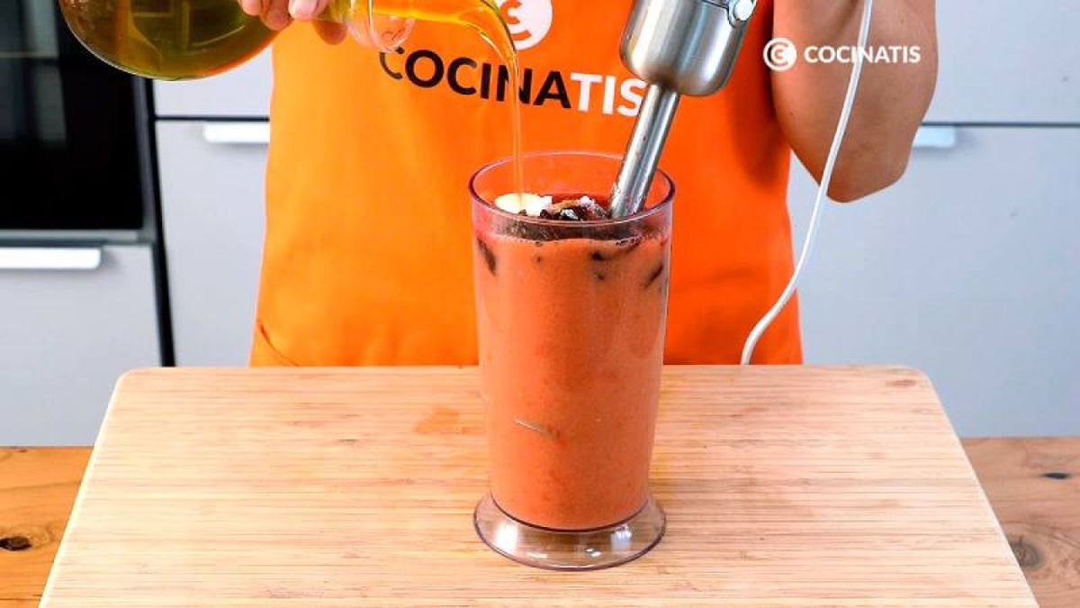 Tritura los ingredientes para el gazpacho de remolacha