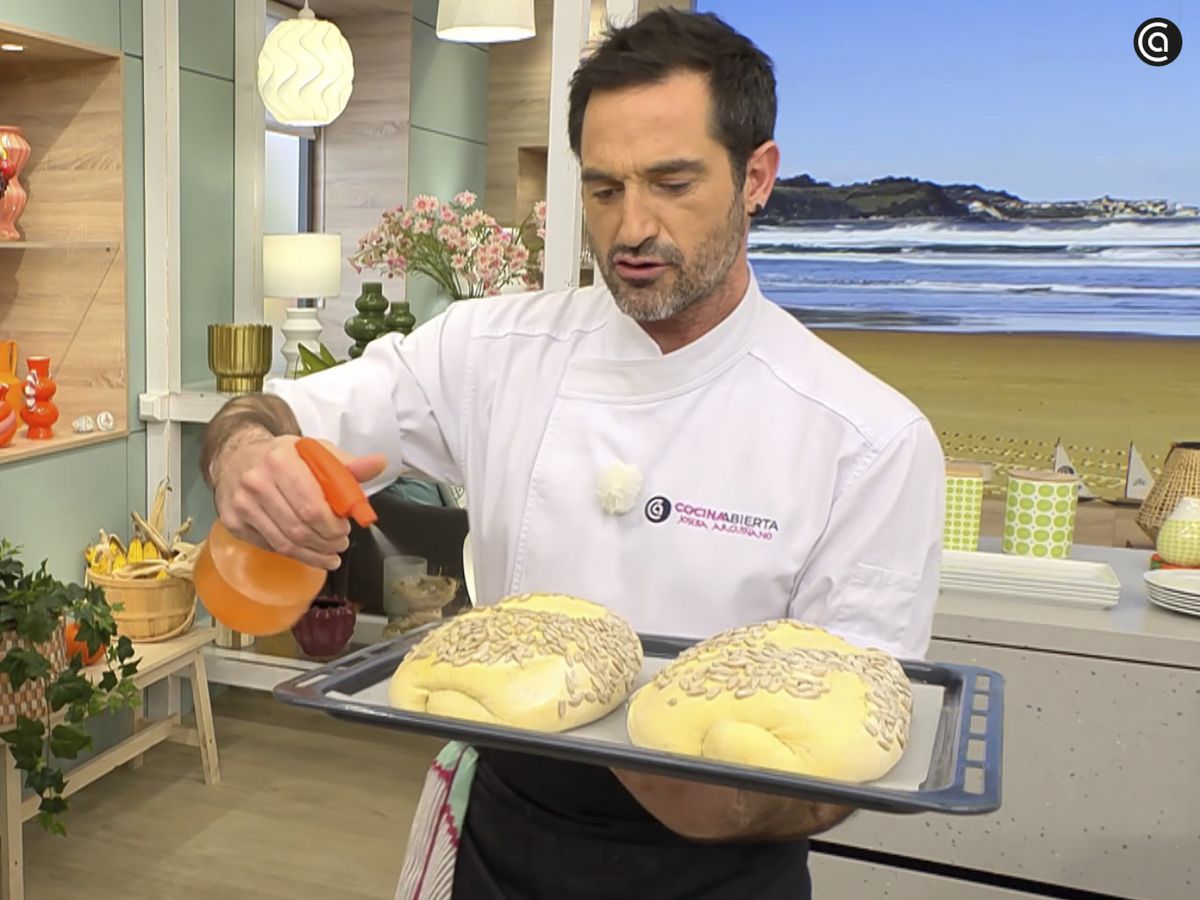 Rocía las hogazas con agua usando un pulverizador y hornea