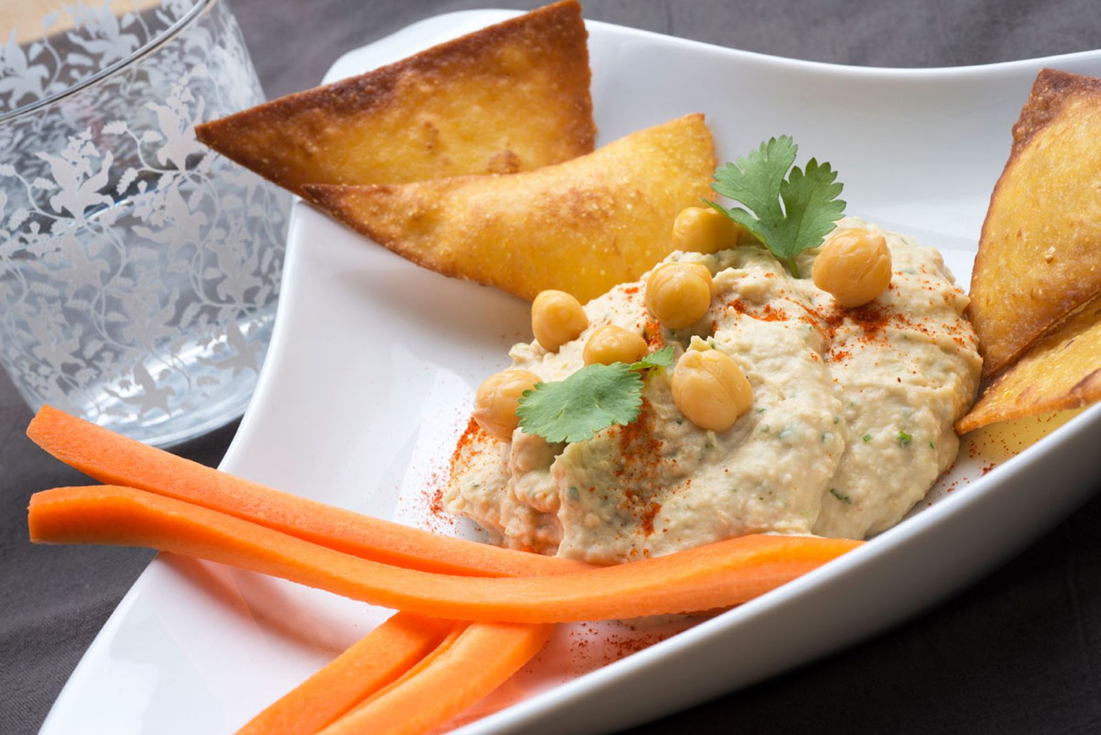 529 Hummus con tortillas fritas y bastones de zanahorias (5144) xl