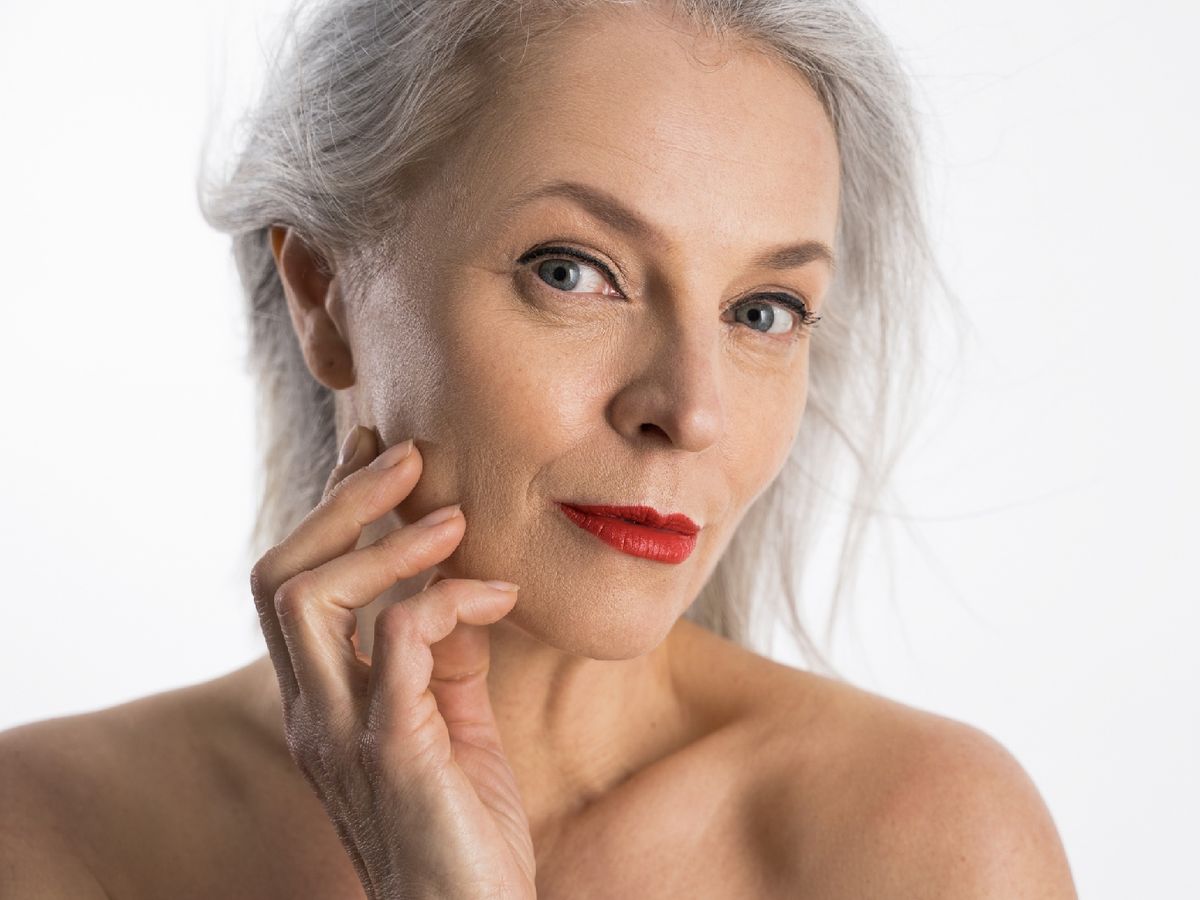 Los labiales mate intensos marcan las arrugas peribucales 