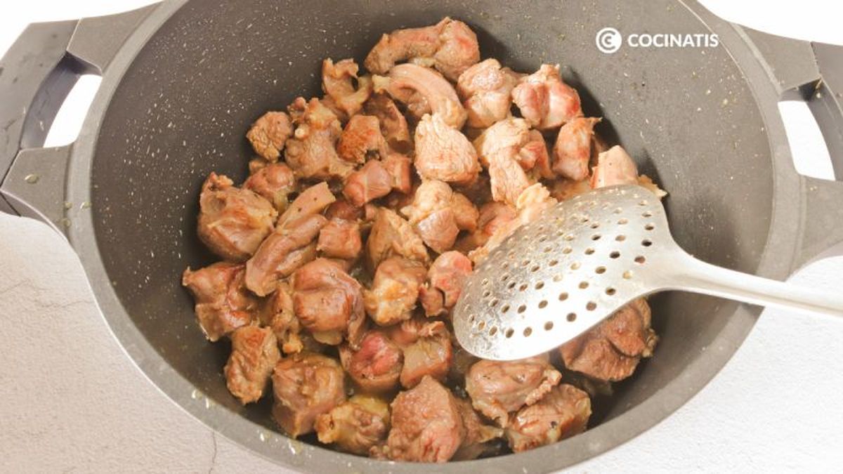 Sellamos la carne en una cazuela grande