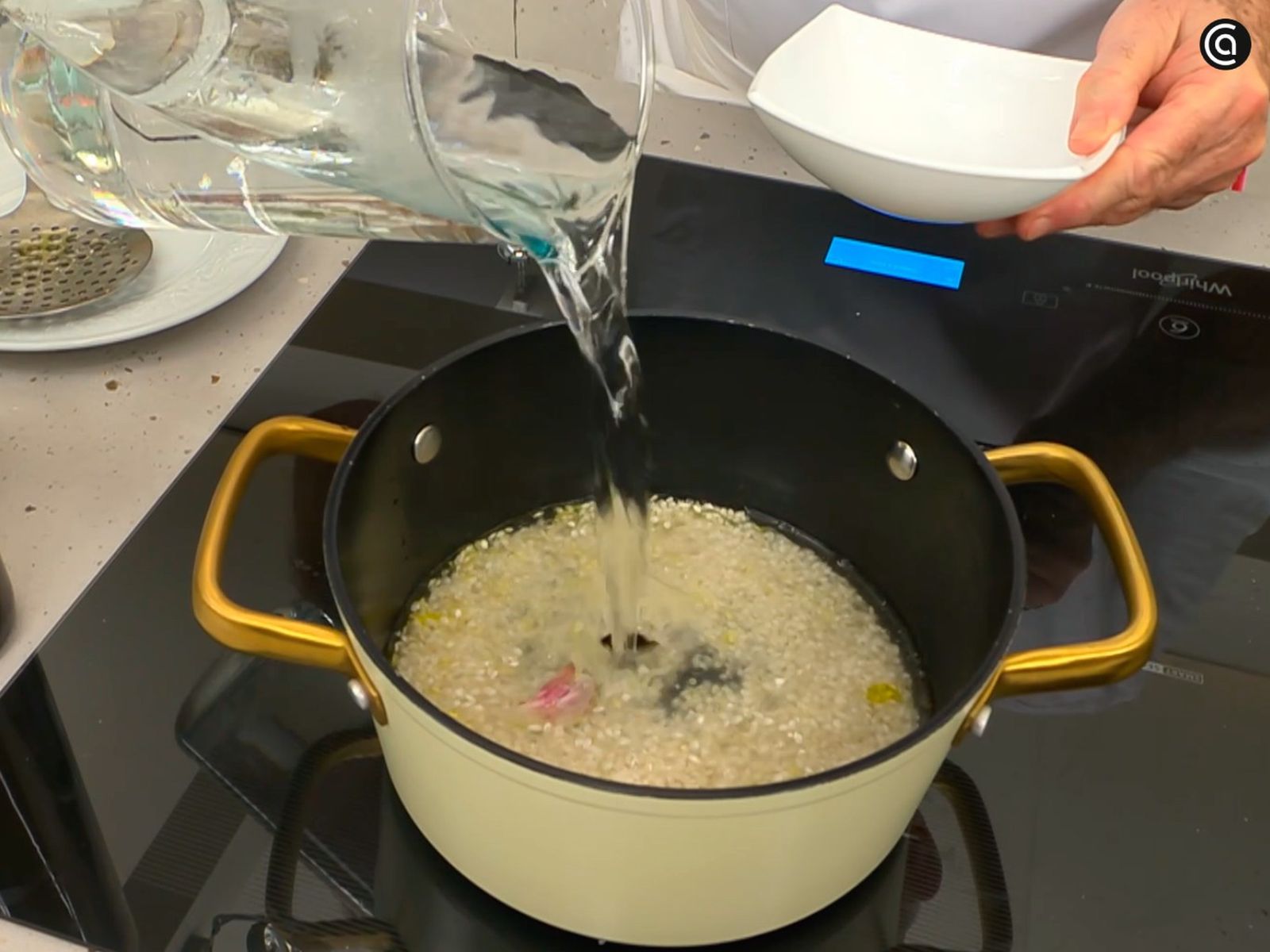 Cocina el arroz blanco con unos ajos para darle más sabor
