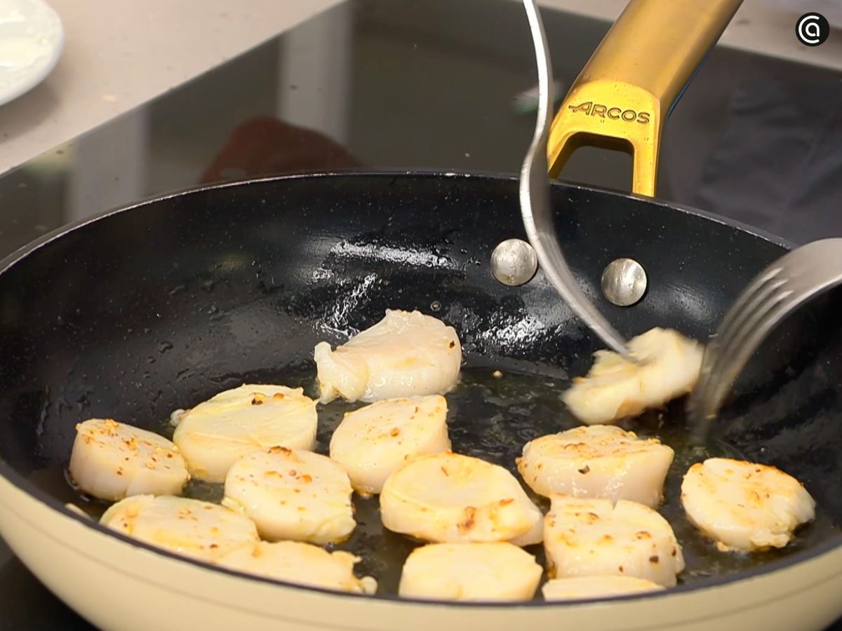 Condimenta las vieiras con sal y pimienta y saltéalas rápidamente en la sartén