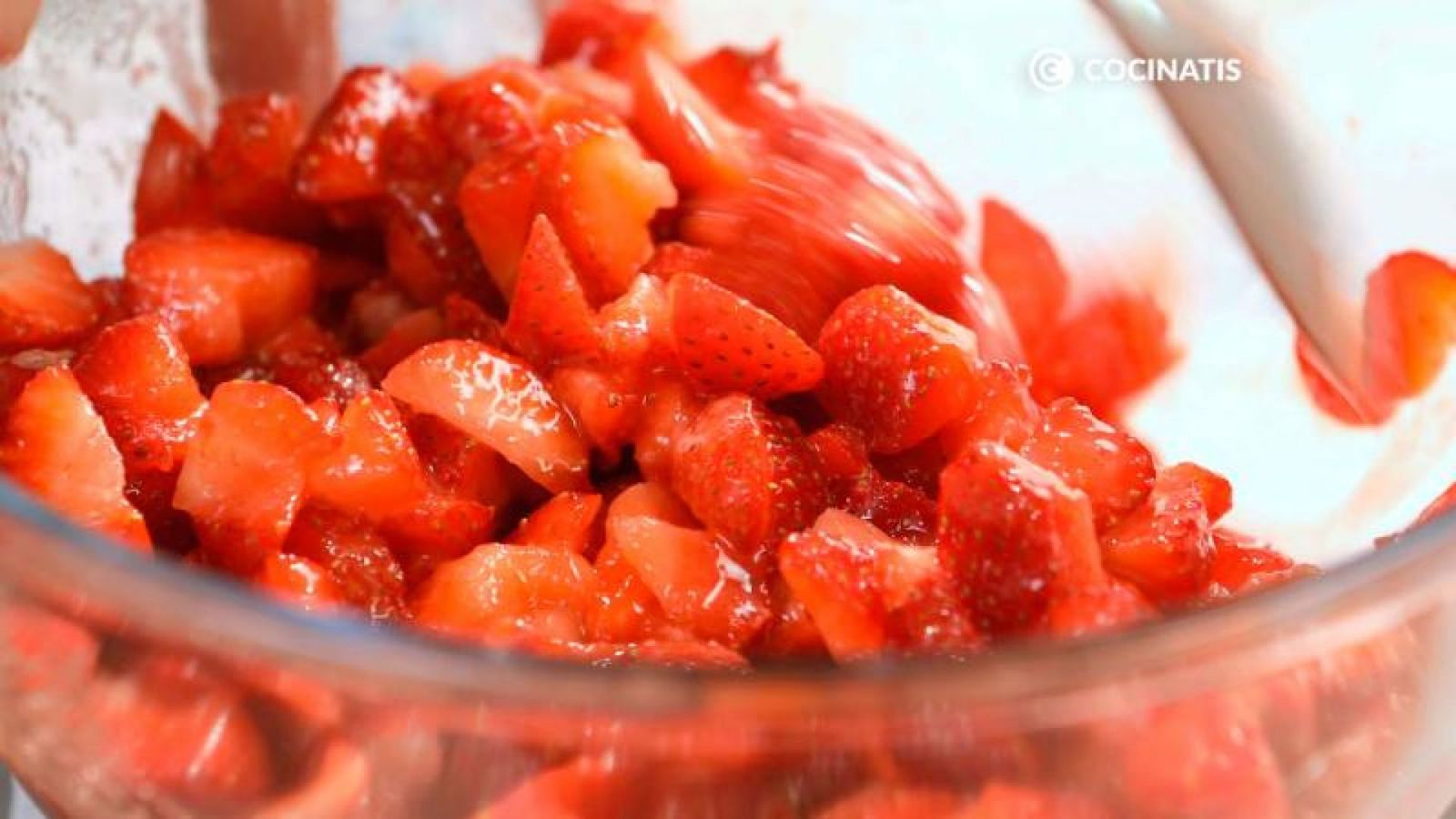 Pon las fresas cortadas en un bol, añade harina de maíz, azúcar y zumo de limón Pon las fresas cortadas en un bol, añade harina de maíz, azúcar y zumo de limón