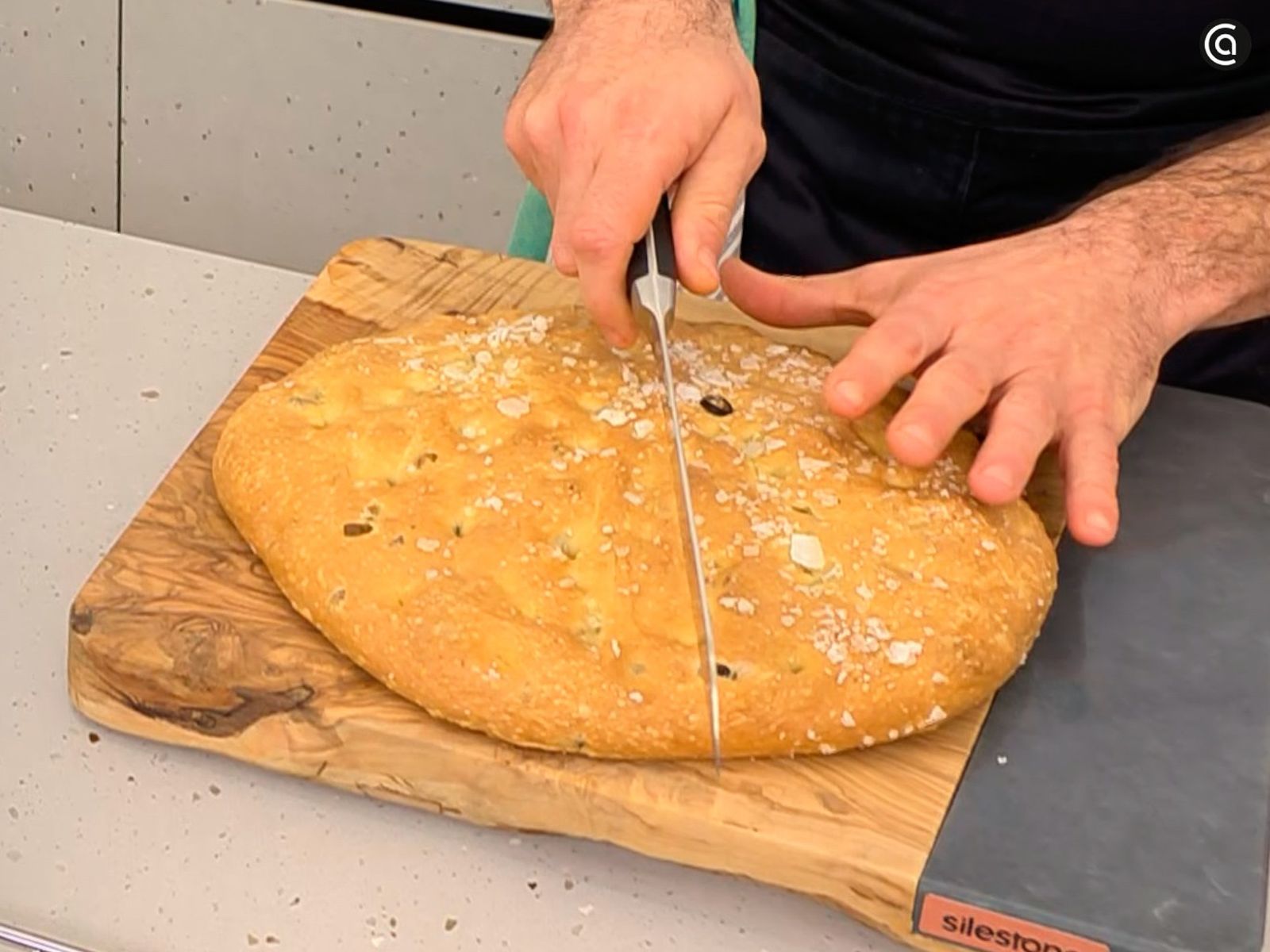 Hornea el pan, espera a que pierda calor y transfiérelo a una rejilla