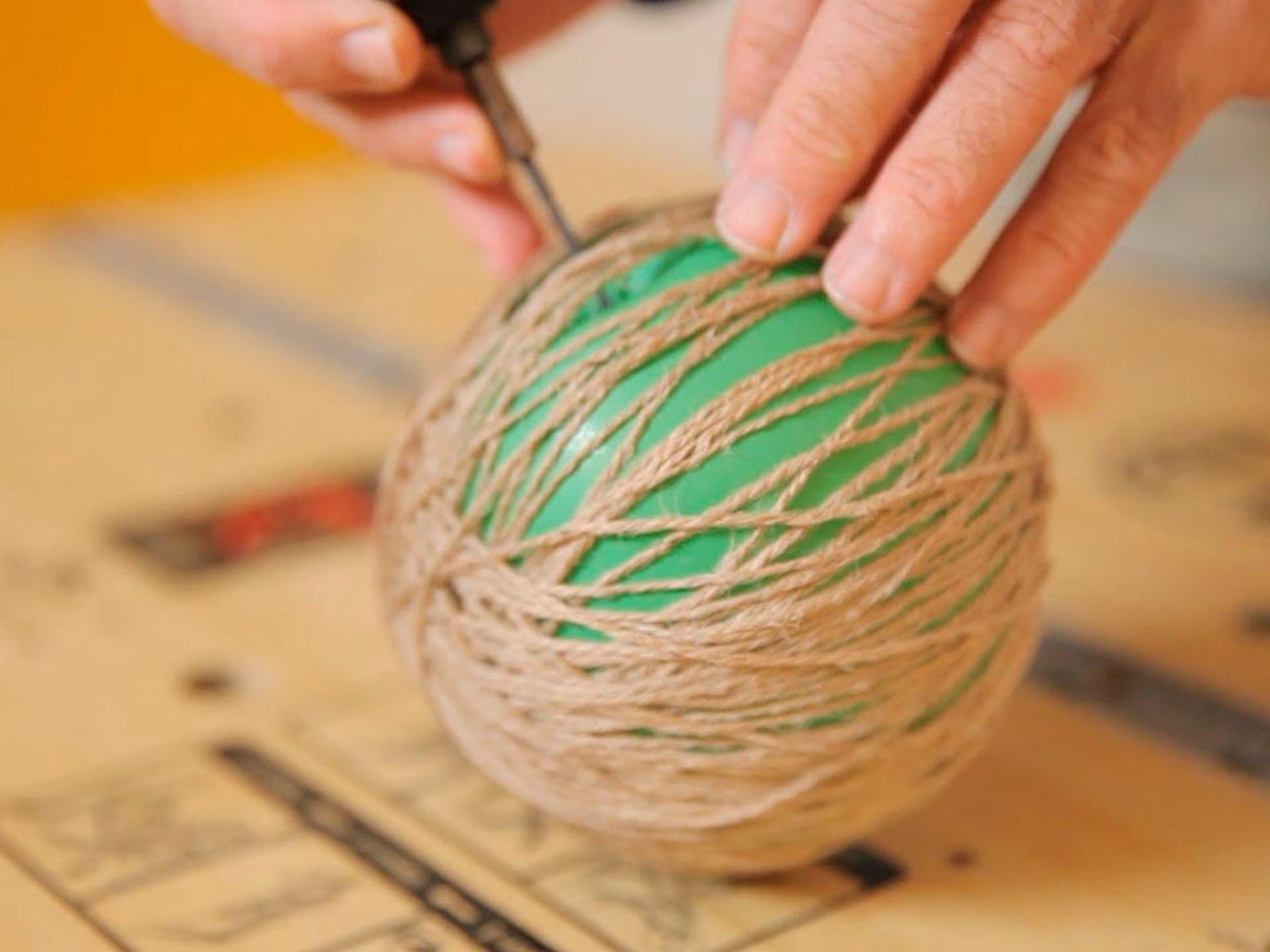 Cómo hacer bolas de Navidad con cuerdas paso 7
