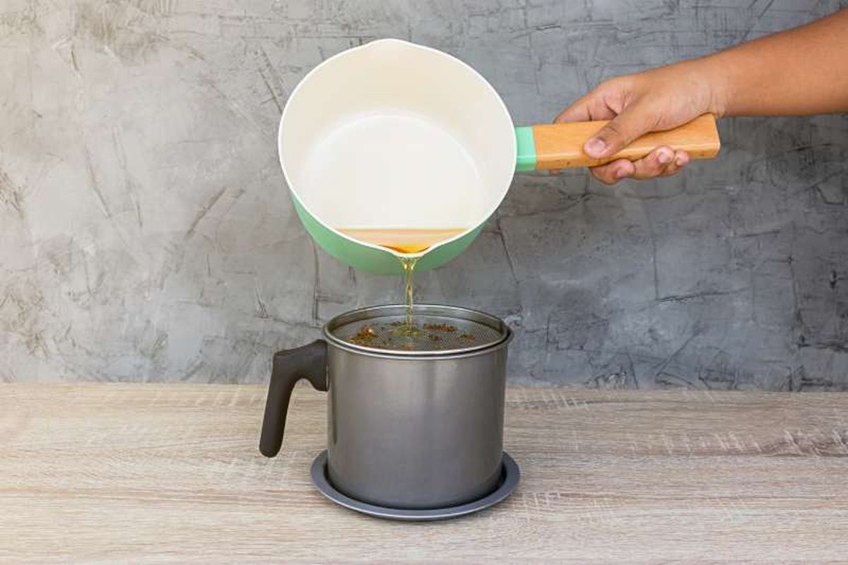 Es fundamental colar el aceite tras las frituras