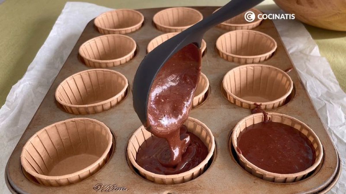 Rellenamos los moldes para magdalenas