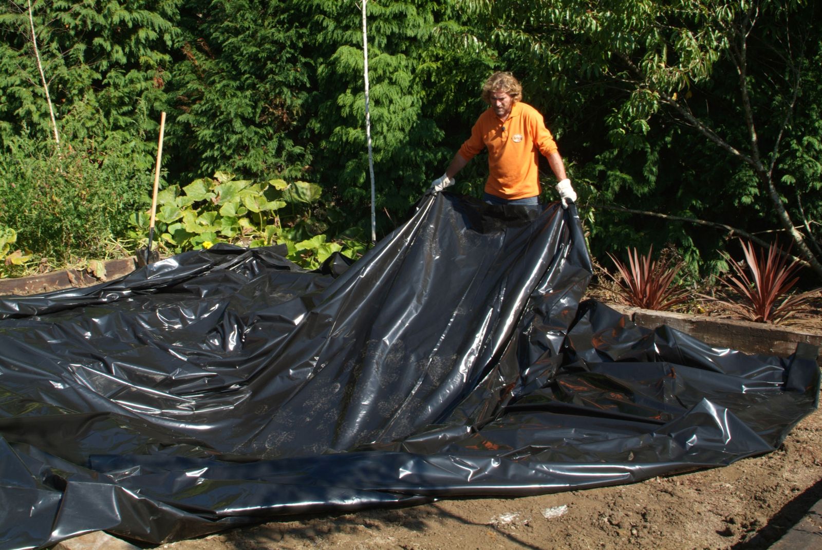Cómo hacer un estanque para el jardín paso 3 Cómo hacer un estanque para el jardín paso 3