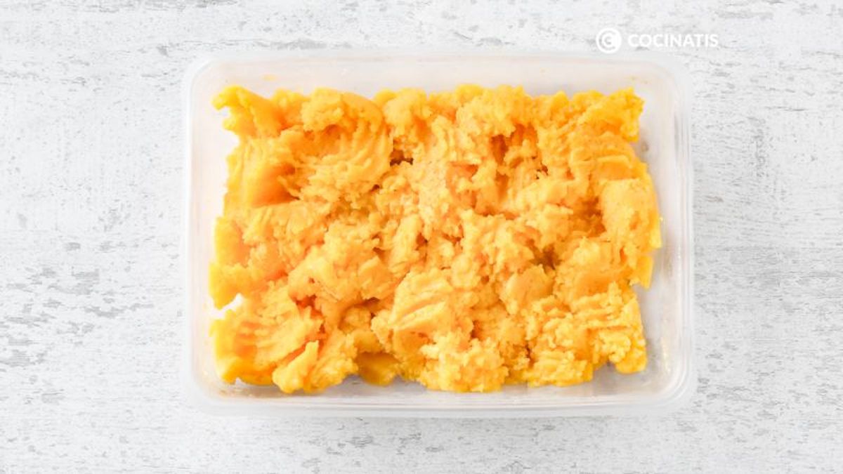 Romper el sorbete de frutas congelado