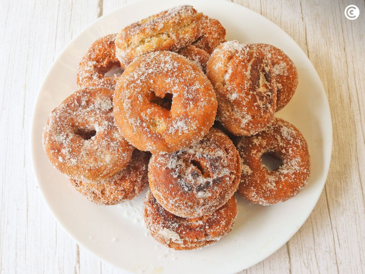 Rebozar las rosquillas caseras de la abuela con azúcar