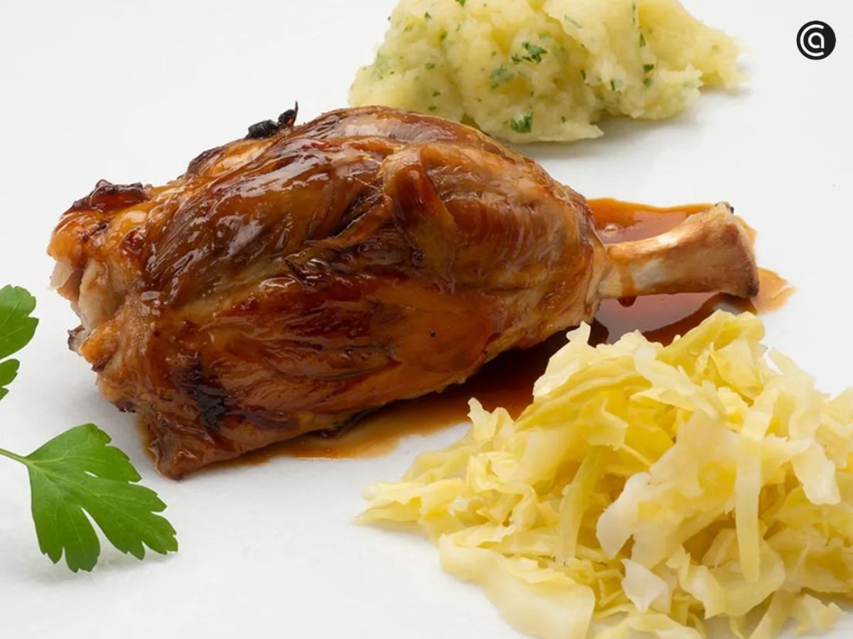 En el codillo, la salsa forma parte del plato desde el inicio de la cocción.