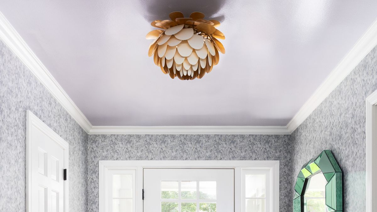 Las luces cenitales blancas y potentes suelen ser demasiado agresivas para una zona de bienvenida