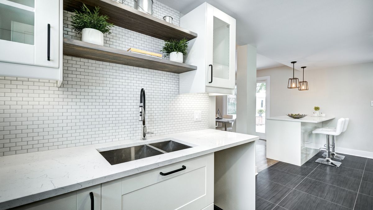 Combina la grifería con otros detalles del mismo tono