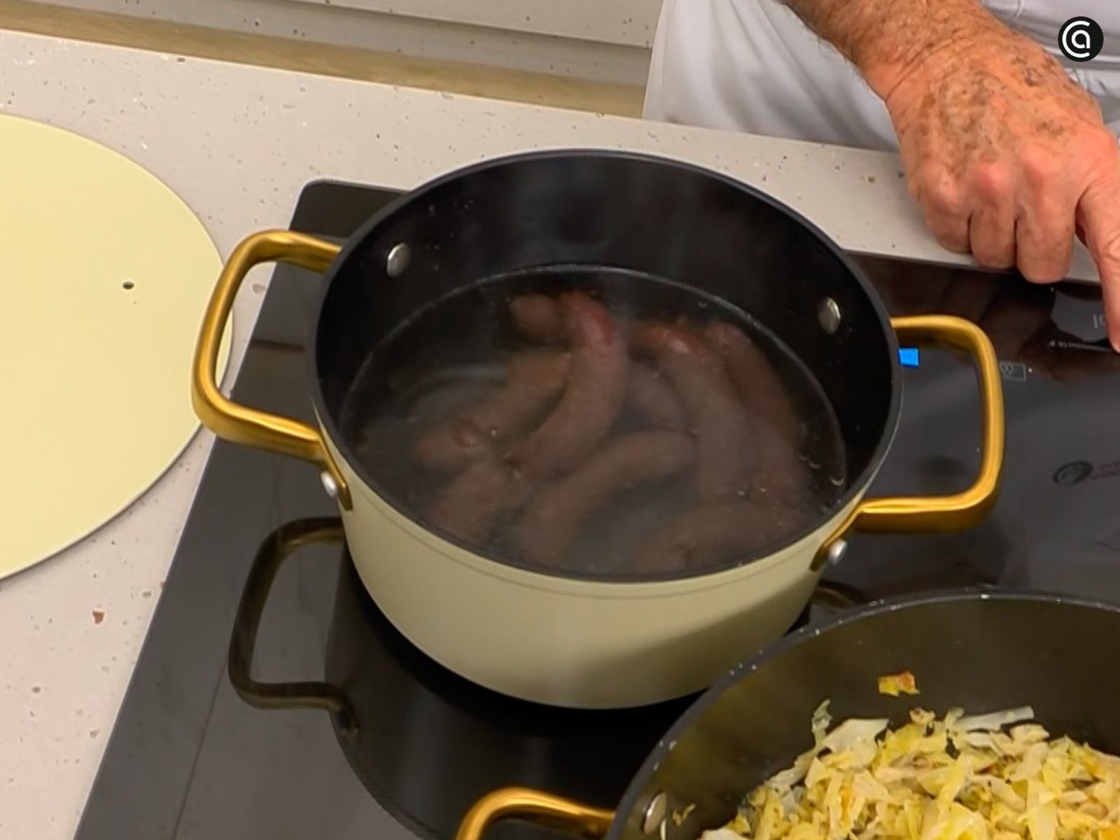 Cocina las morcillas en agua caliente durante unos minutos