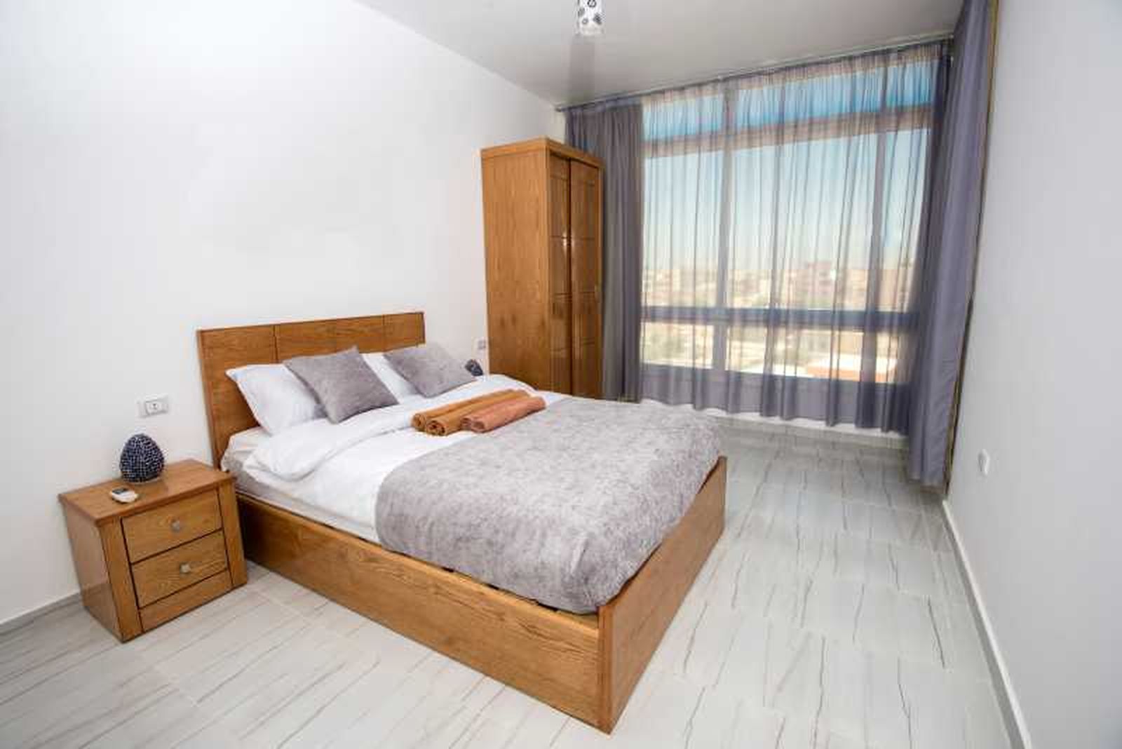 Dormitorio pequeño en gris, madera y tonos claros. Dormitorio pequeño en gris, madera y tonos claros.