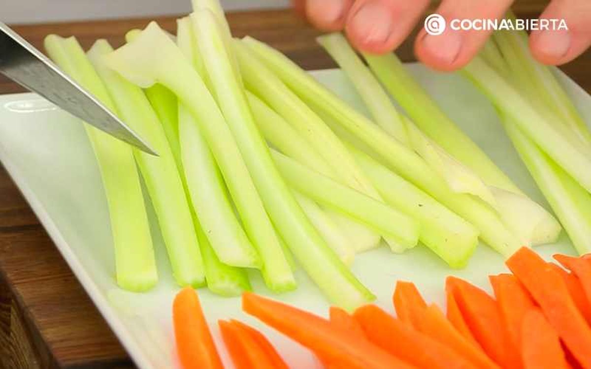 Corta en bastones el apio y la zanahoria