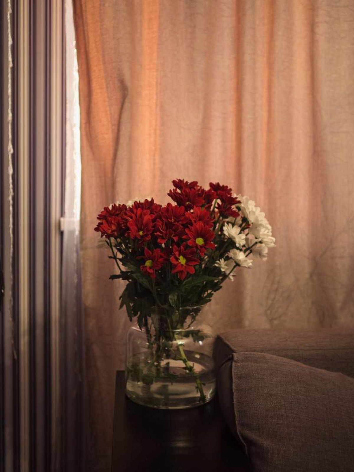 Arreglo floral con crisantemos