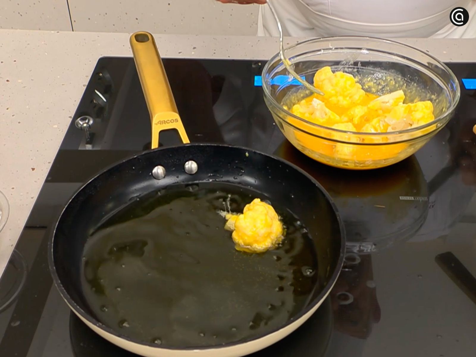 eboza en harina y huevo las coles de Bruselas y los ramilletes de coliflor, y fríelos