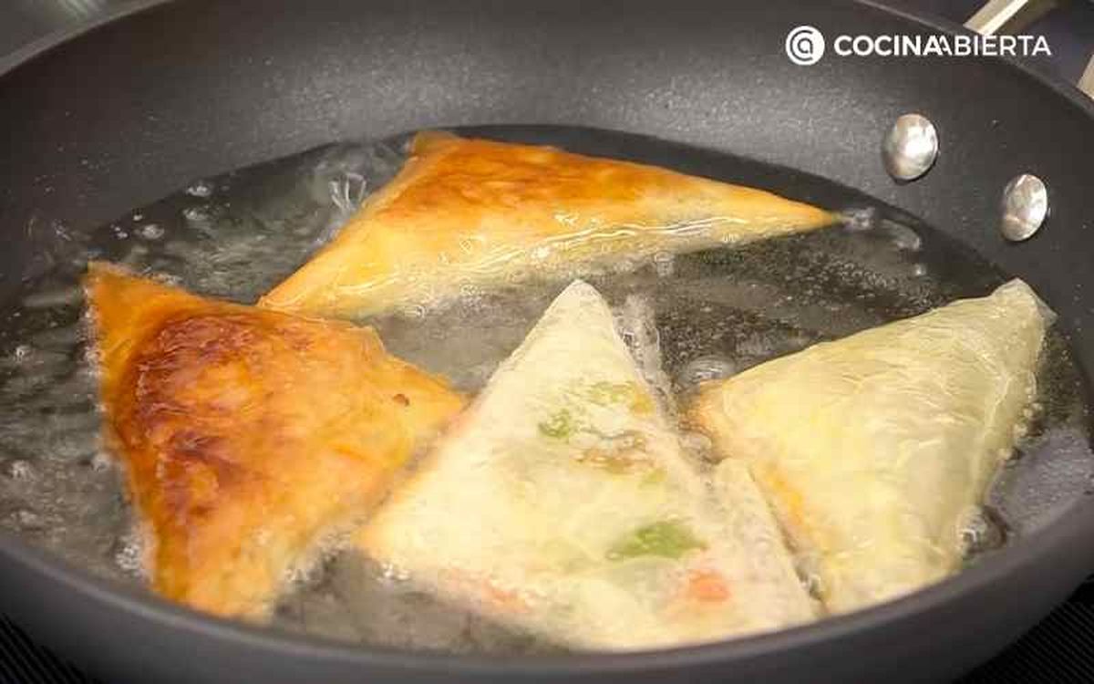Fríe las samosas de pisto hasta que se doren