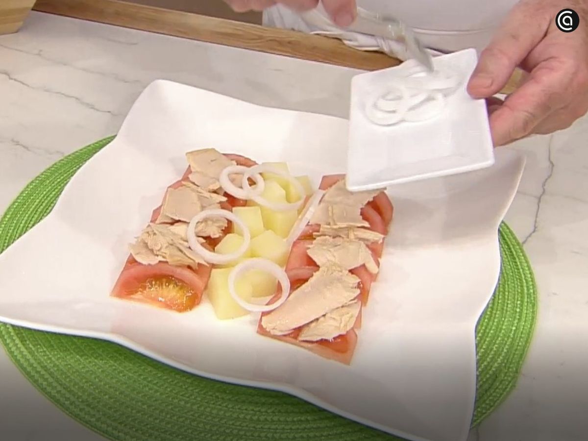 Añadimos la cebolleta a la ensalsada de tomate, patata y bonito