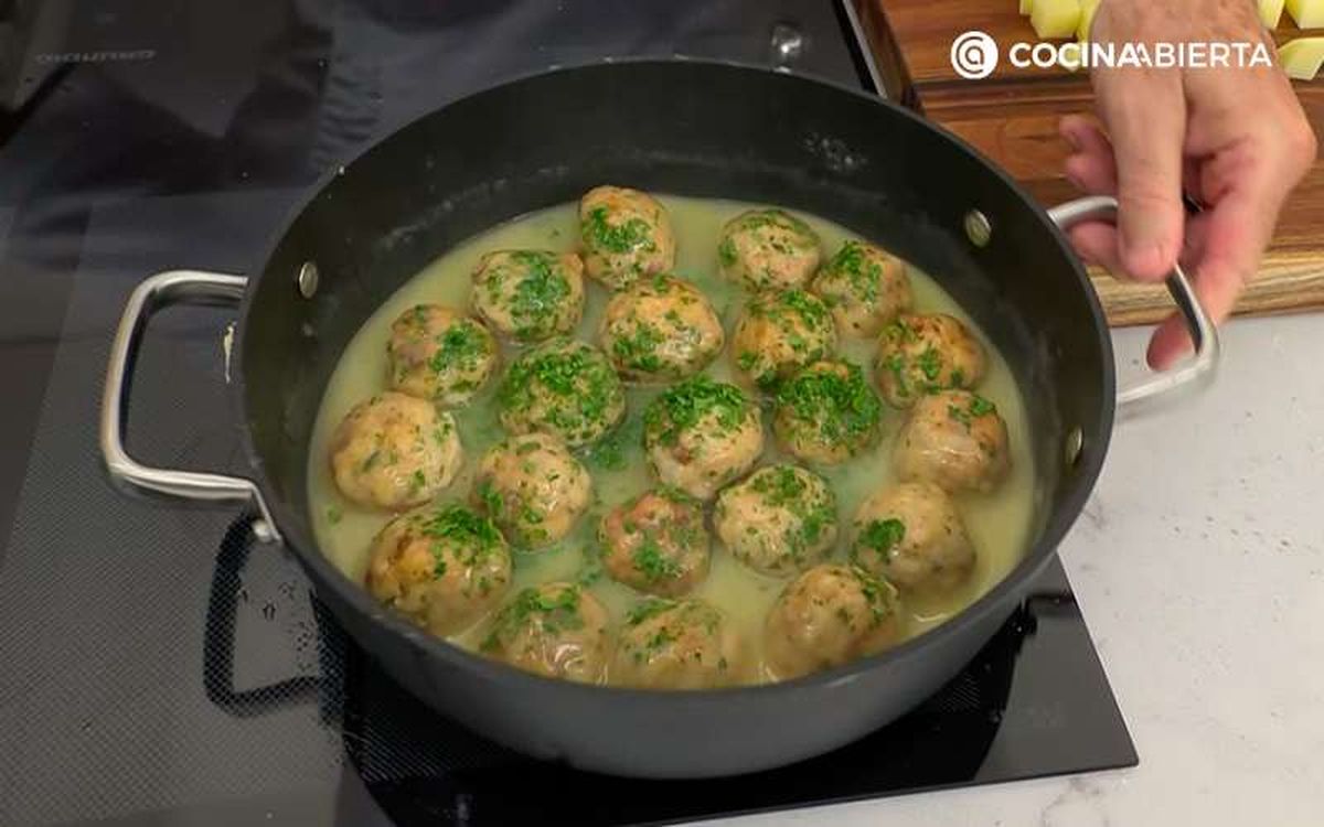 Cocina las albóndigas de bonito